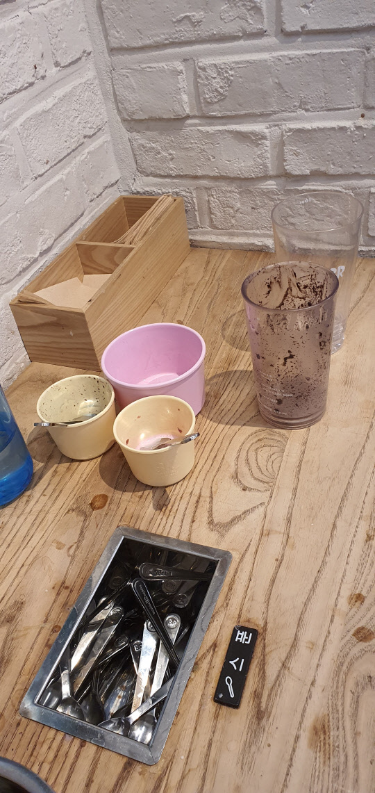 24일 서울 서초구 한 아이스크림 매장 반납대에 고객이 사용한 다회용기들이 놓여있다.